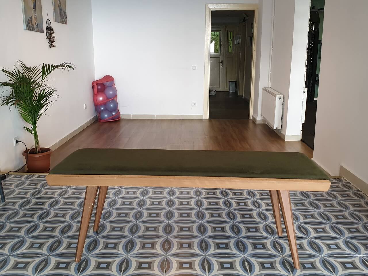 Cihangir pilates stüdyosundaki sehpa ve yoga çalışma alanı