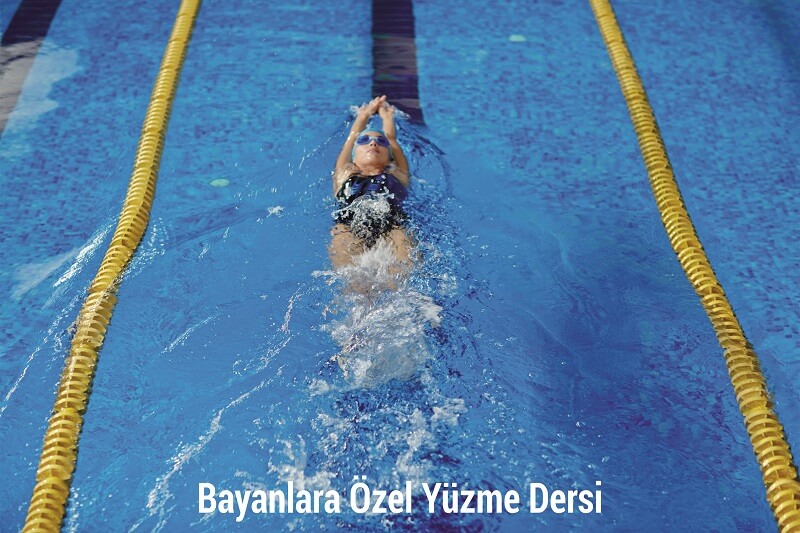 Bayanlara özel yüzme dersine katılan kadın yüzme öğrencisi